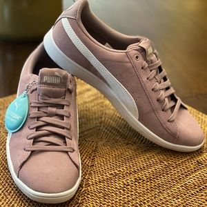 **NEW - PUMA Ladies Suede Elderberry Sneaker Sz 9
